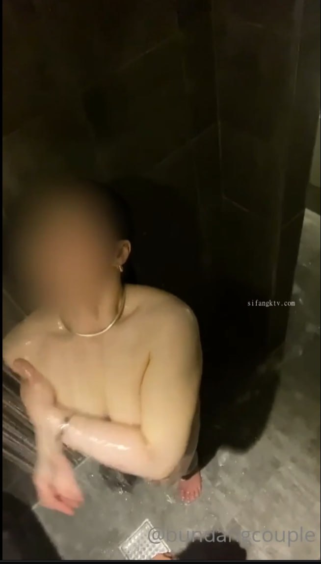 一起来吧小宝贝按摩床上激情双飞，黑丝情趣享受两个骚逼的活服务真棒，轮流爆草配合小哥抽插
